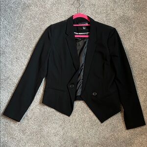 3/15$ 🛍️ Forever 21 Classic Black Blazer